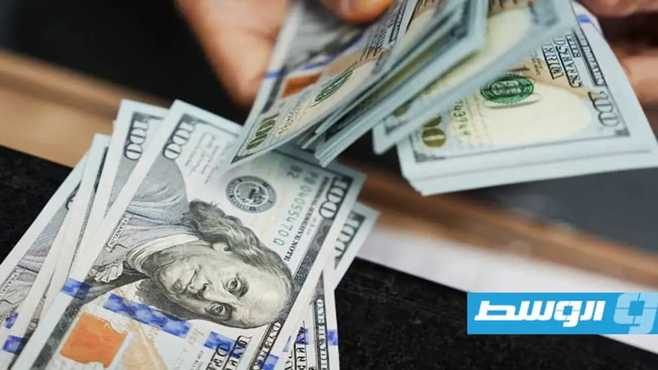 توسع الفجوة السعرية للدولار بين السوق الرسمية والموازية لتصل 2.69 دينار